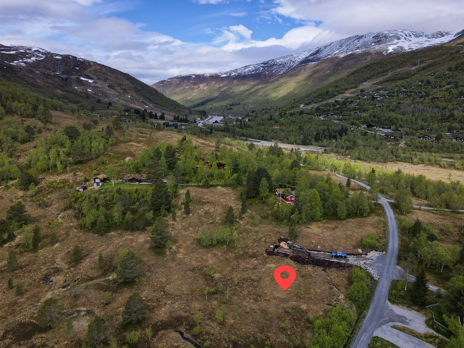 Dronefoto over tomteområdet. Tomt 7 markert (ca plassering) Galleribilde