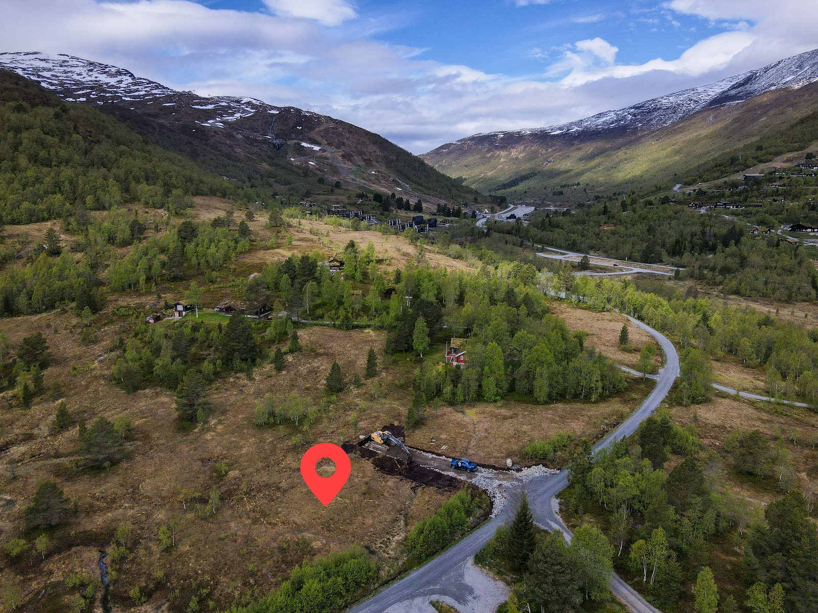 Dronefoto over tomteområdet. Her mot alpinanleggetTomt 7 markert (ca plassering) Galleribilde