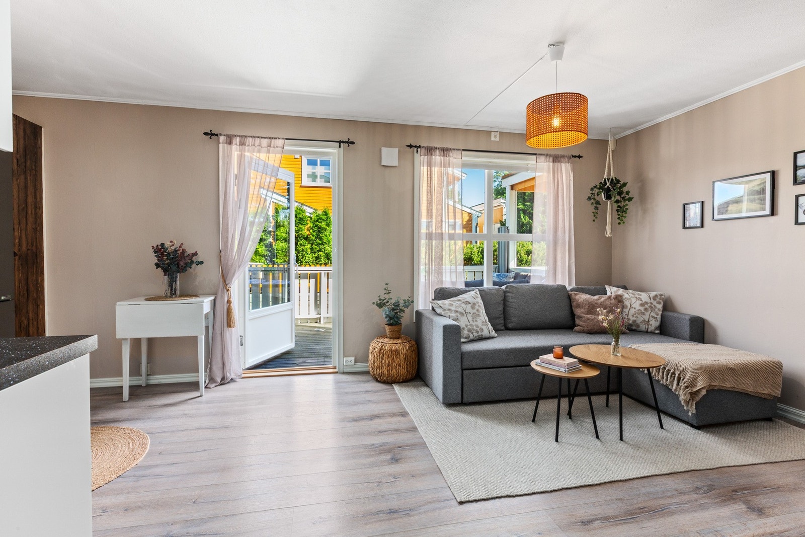 Leiligheten har en moderne og åpen planløsning mellom stue og kjøkken, noe som gir en romslig og sosial atmosfære Galleribilde