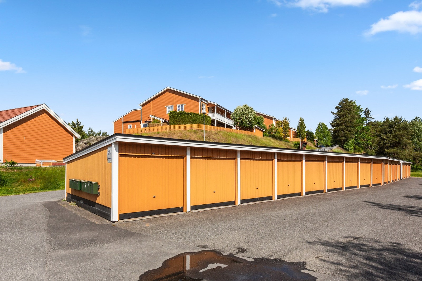 Det er godt med parkeringsplass på felles parkeringsplasser. Galleribilde