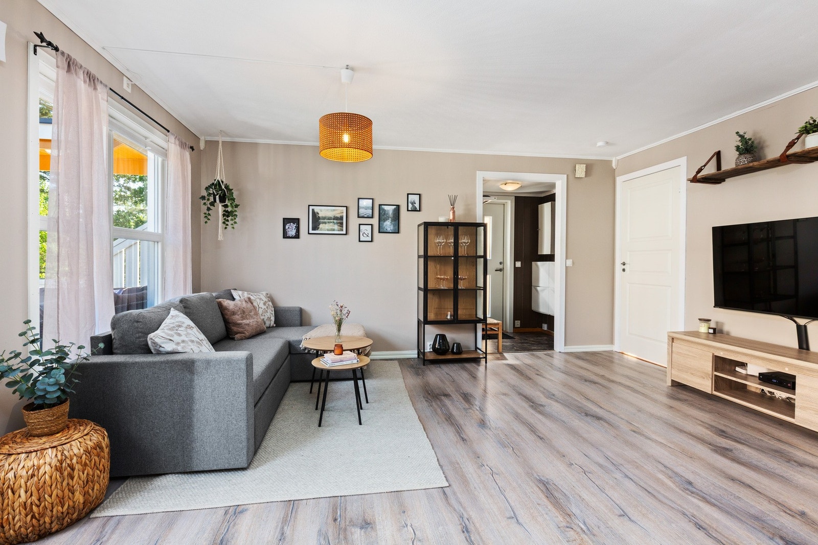 Romslig stue med gode møbleringsmuligheter. Galleribilde