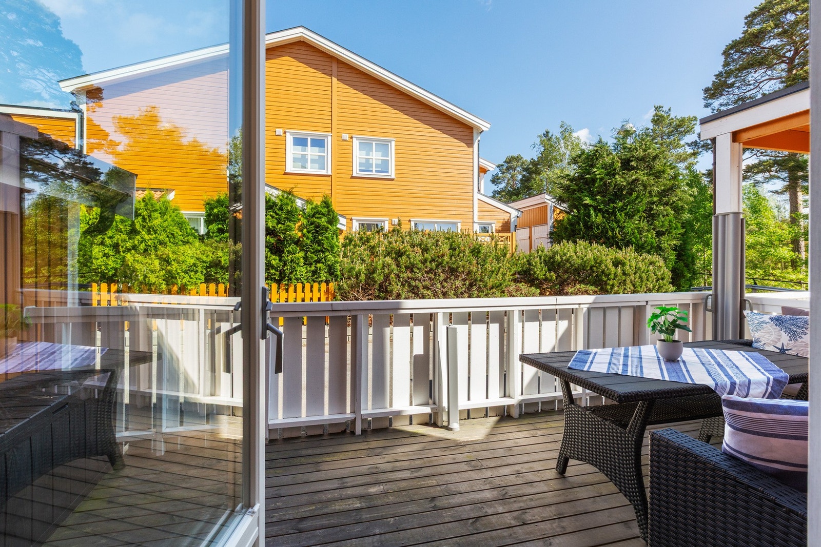 Her bor du i et barnevennlig og solrikt område med kort vei til kollektivt, badestrand, båthavn og flotte turområder. Galleribilde