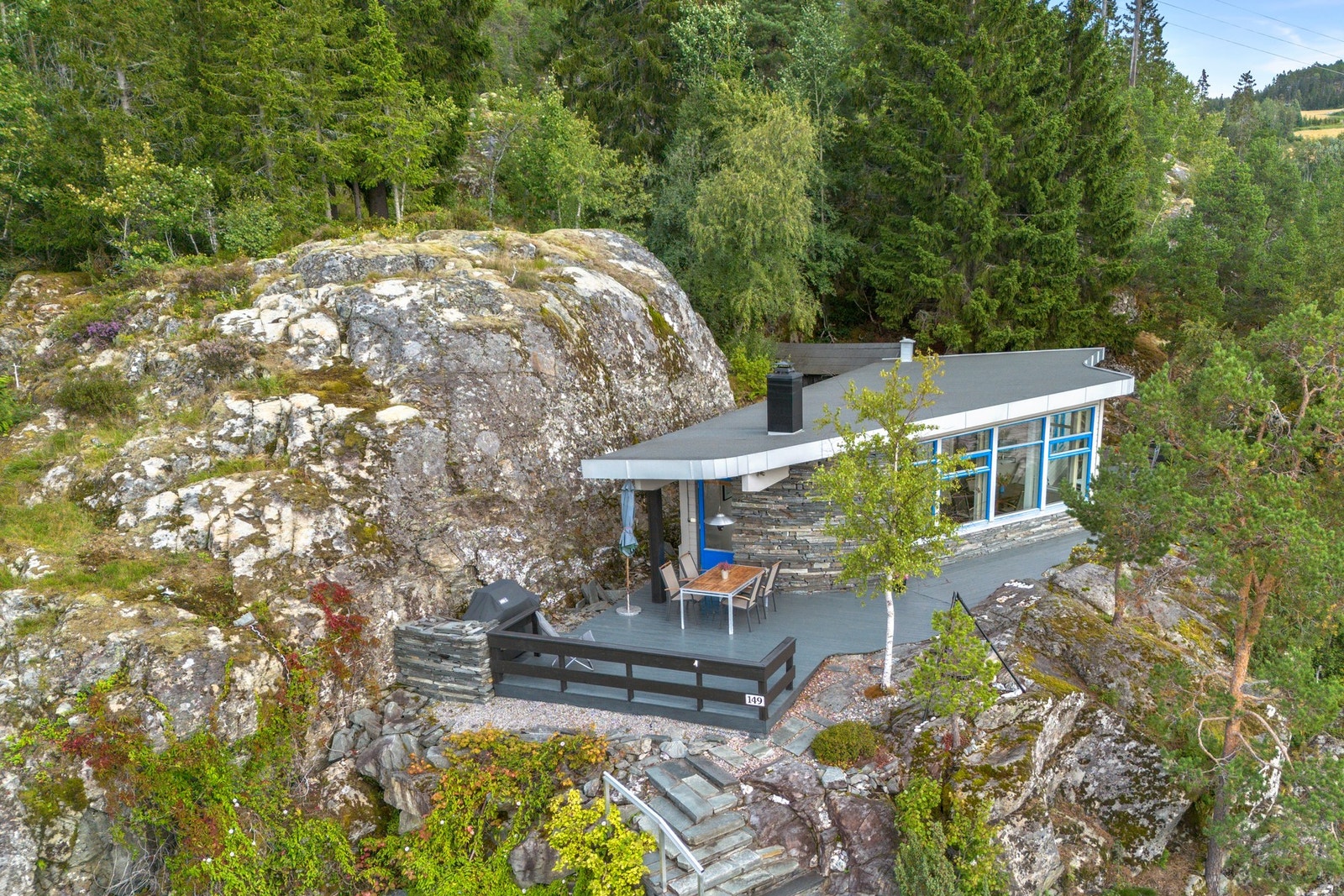 Unik og arkitekttegnet fritidsbolig med flott beliggenhet og sjøutsikt! Galleribilde