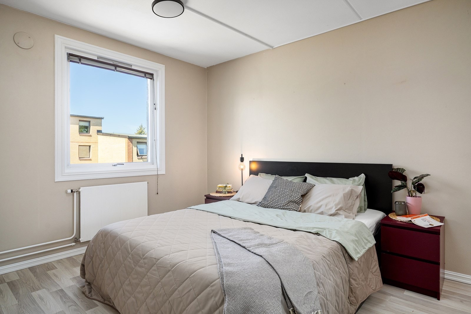 Hovedsoverommet er av god størrelse med god plass til seng og tilhørende møblement. Soverommet er malt i en sval og behagelig farge. Galleribilde