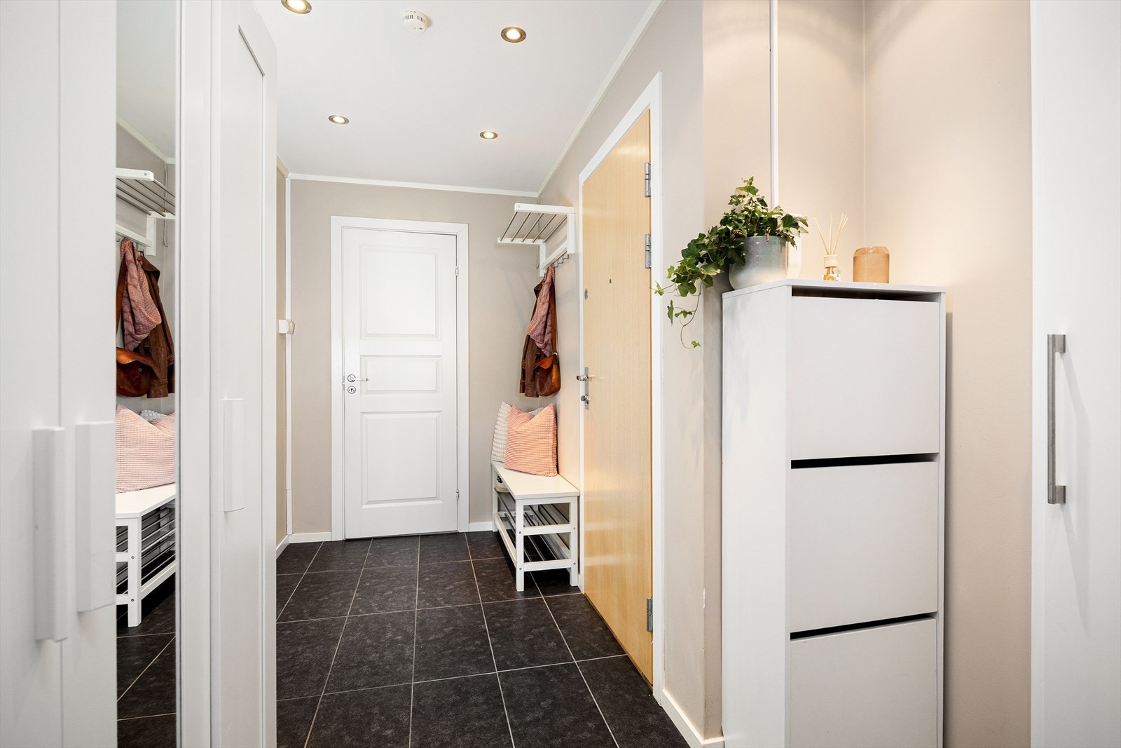 I tillegg følger en kjellerbod på 3 kvm. Tilgang til et felles fryseskap i kjeller med egen matbod. Galleribilde