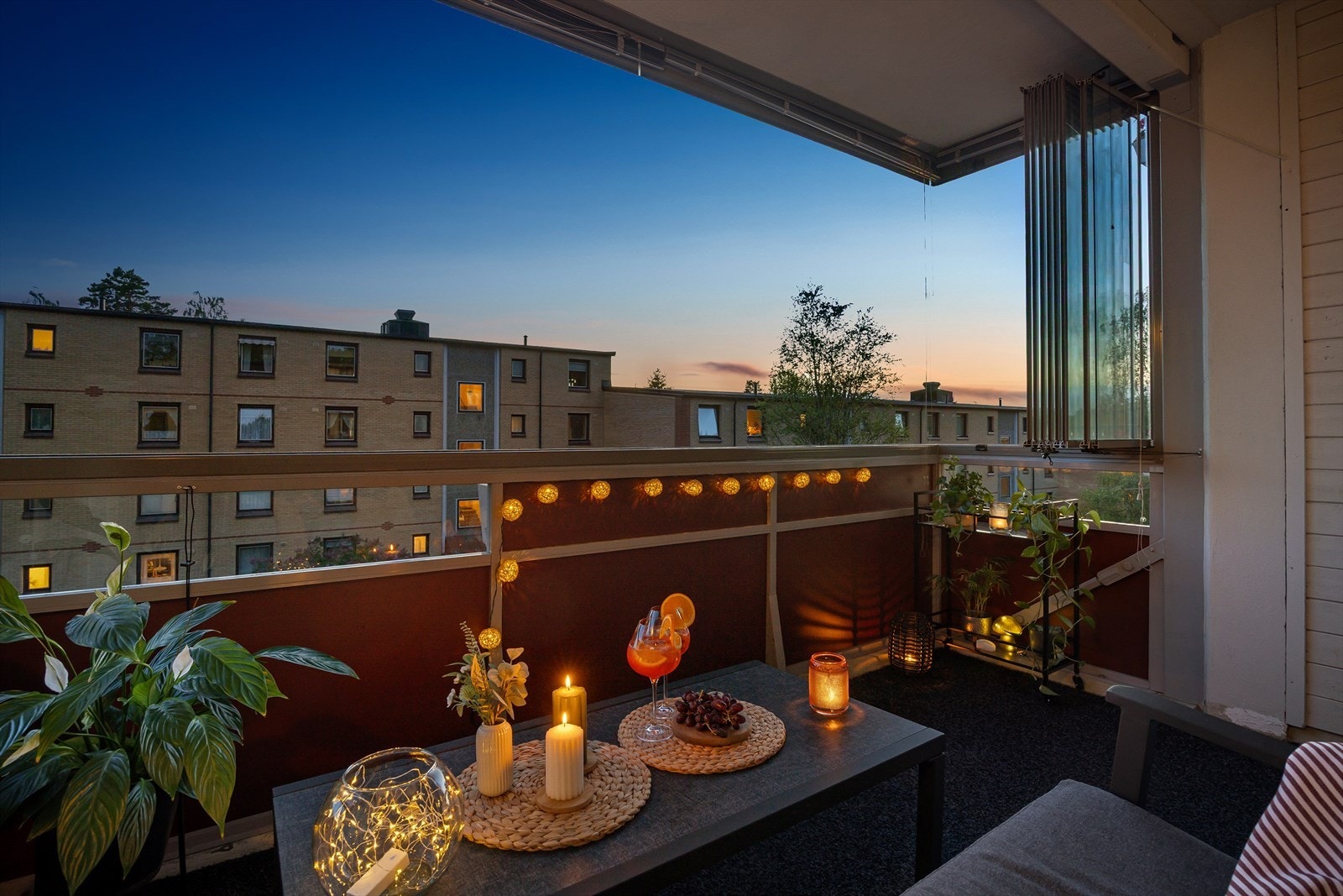 Den lune og solrike balkongen som må sies å være prikken over i`en for denne leiligheten. Galleribilde