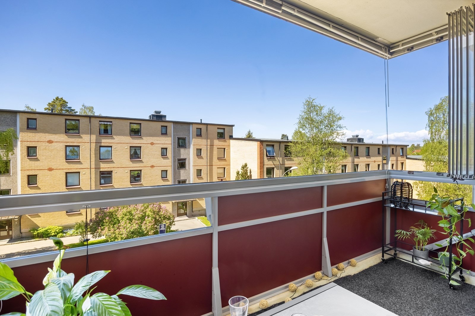 Leiligheten har en fin plassering i borettslaget med utsyn mot vest, tilbaketrukket fra veien. Galleribilde