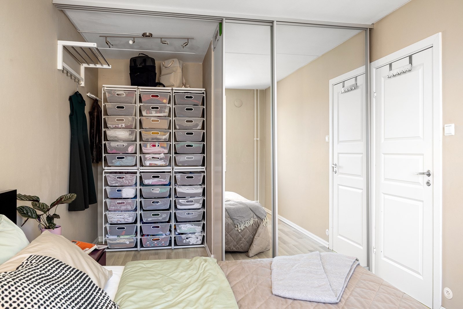 Omkledningsrommet kan lukkes pent med skyvedører med speilfront. Galleribilde