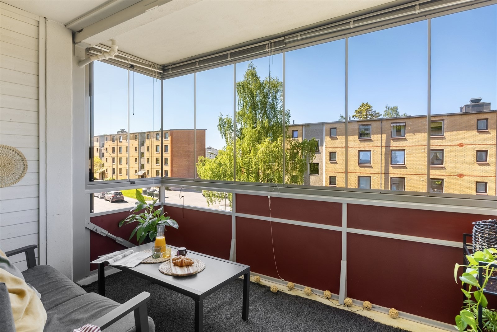 Med direkte adkomst til balkongen blir stuen fort forlenget under sommerhalvåret. Galleribilde