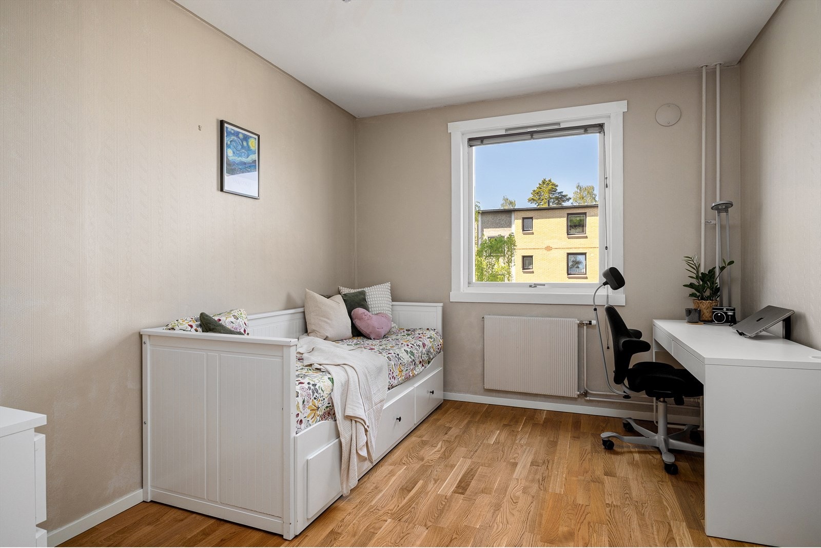 Boligens andre soverom passer fint som barnerom, gjesterom eller kontor. Galleribilde