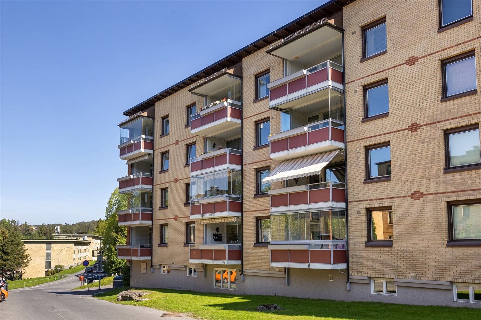 Leiligheten ligger i et sentralt samt rolig boligområde med nærhet til et rikt utvalg av fasiliteter og servicetilbud, t-bane og buss. Galleribilde