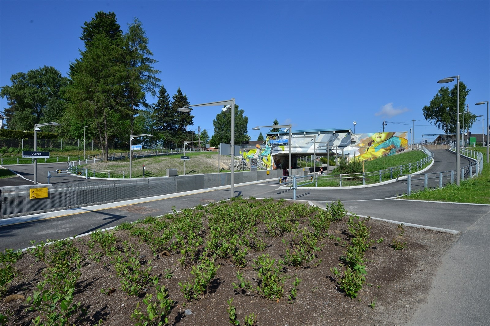 Ulsrud T-bane ligger ca. 5 minutters gange fra leiligheten (17 minutters reisetid til sentrum). Galleribilde