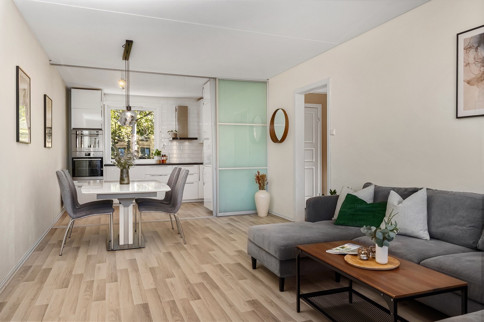 Kjøkkenet kan skilles fra stue via en skyvedør, perfekt når man ønsker å separere stue og kjøkken. Galleribilde