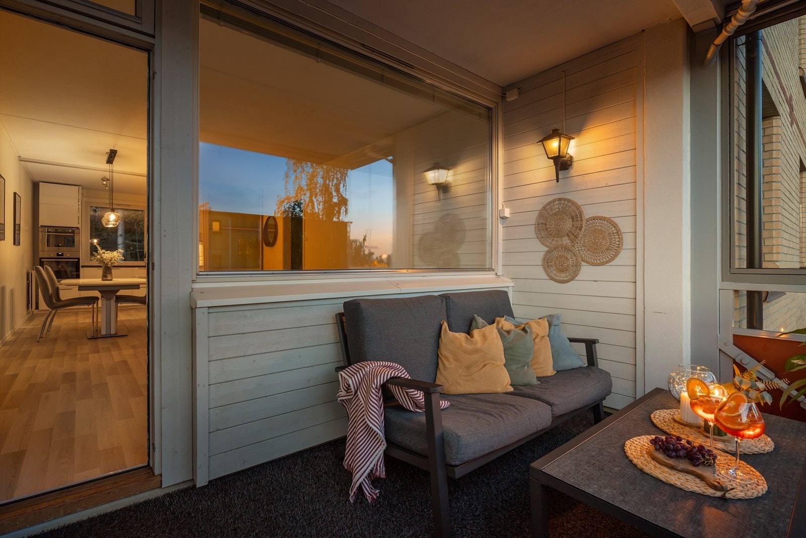 Balkongen er overbygd, så her kan man sitte tørt selv om sommerregnet skulle komme. Galleribilde