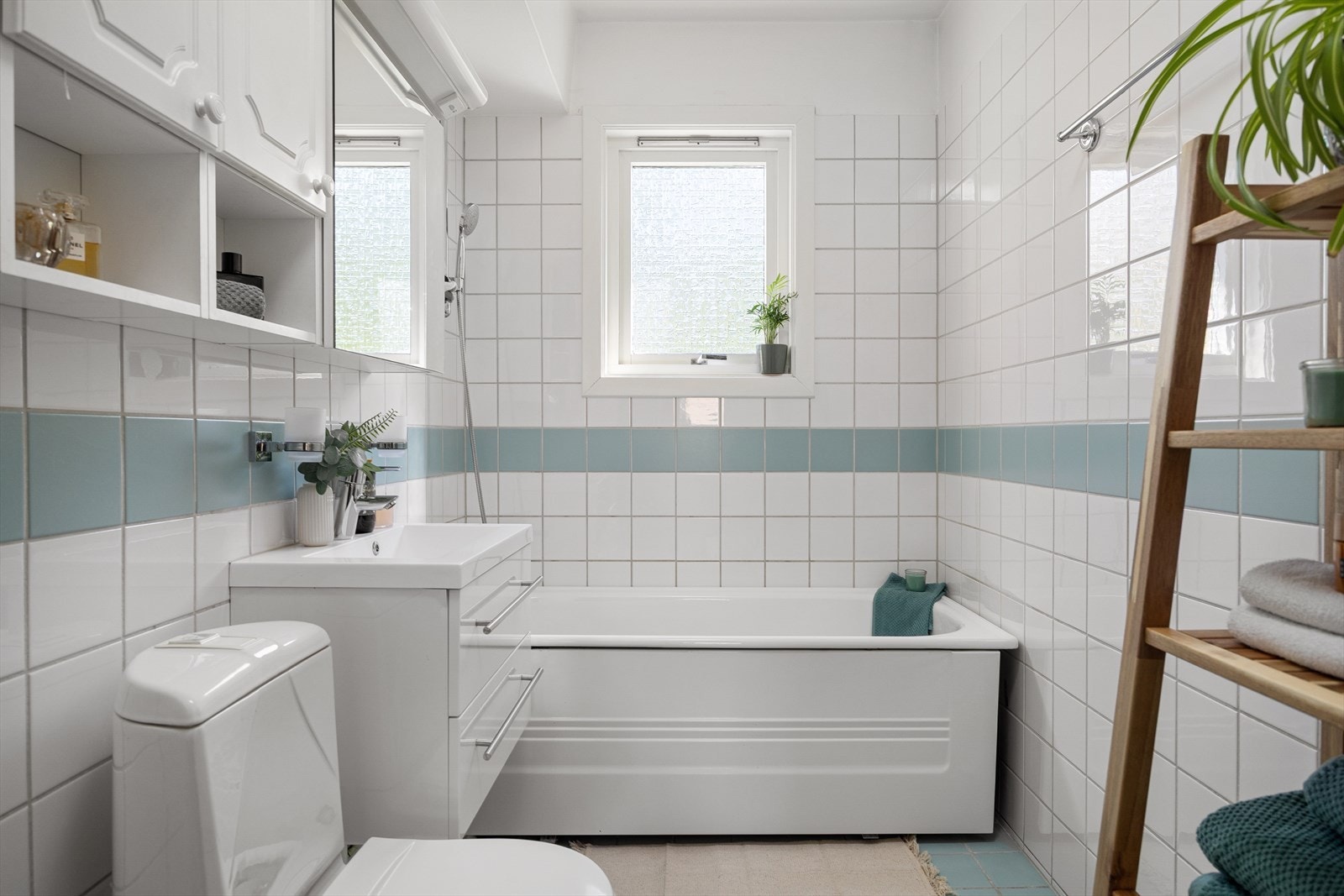 Flislagt baderom med badekar. Borettslaget har vedtatt rørfornying, strømpe i rør. I forbindelse med rørfornyelse utført av borettslaget har man også mulighet til å pusse opp baderommet i regi av borettslaget. Galleribilde