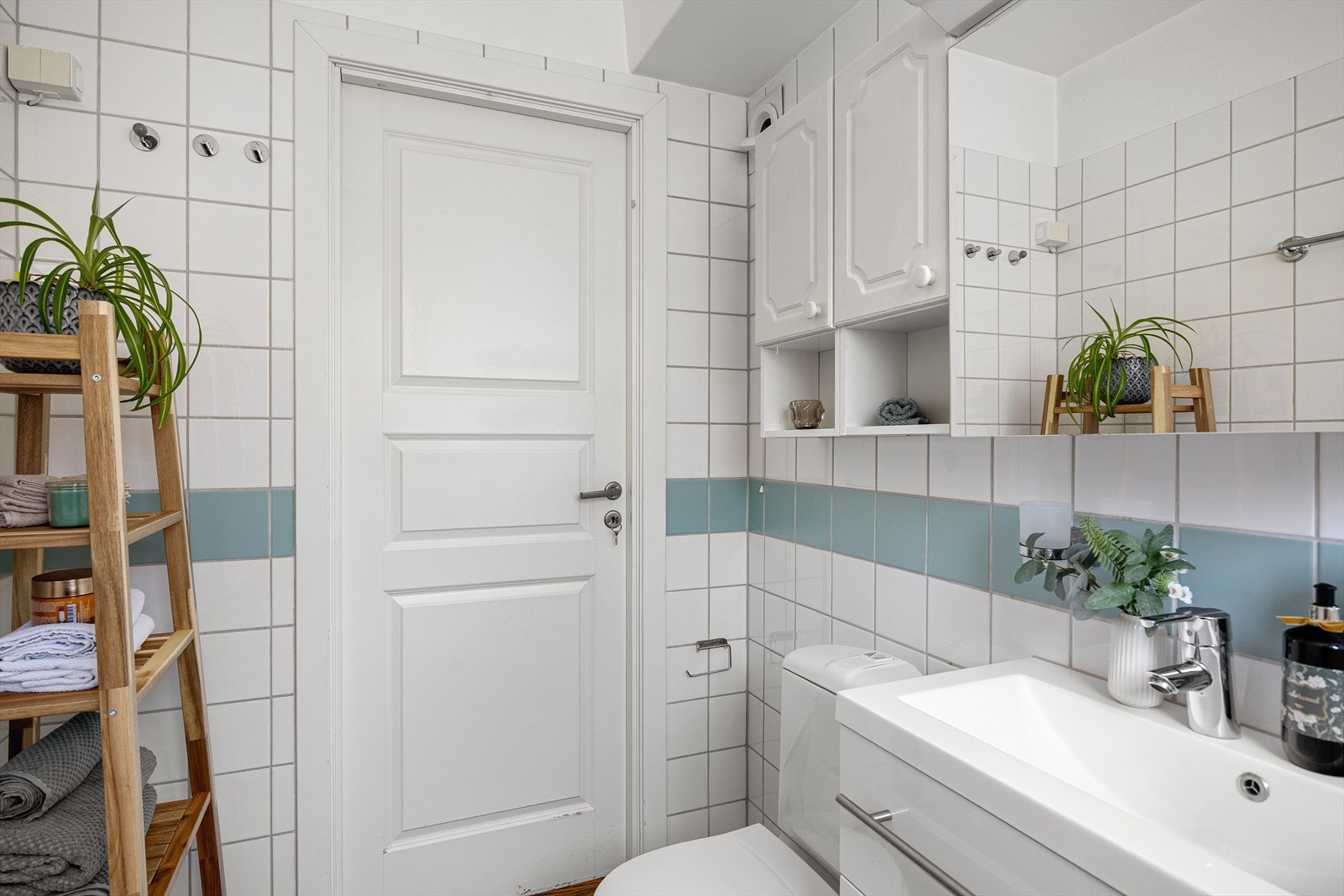 Gratis fellesvaskeri i kjeller. Hvert fellesvaskeri inneholder to vaskemaskiner, én tørketrommel og én varmrulle. Galleribilde