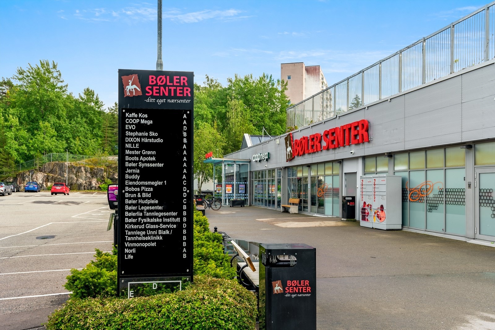 Bøler senter ligger ca 15 minutters gangavstand fra boligen og har bl.a. EVO treningssenter, Bøler Bad, bibliotek, butikker, vinmonopol og kafeer. Galleribilde