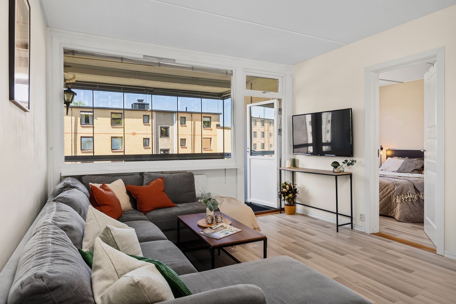 De store vindusflatene, sammen med balkongdøren, sørger for rikelig med naturlig lys og en luftig romfølelse. Galleribilde