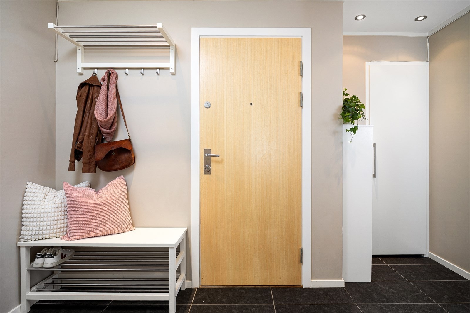 Romslig entré med plass til å henge fra seg yttertøy og sette fra seg sko. Godt med oppbevaringsmuligheter med innbygde skap i leiligheten. Galleribilde