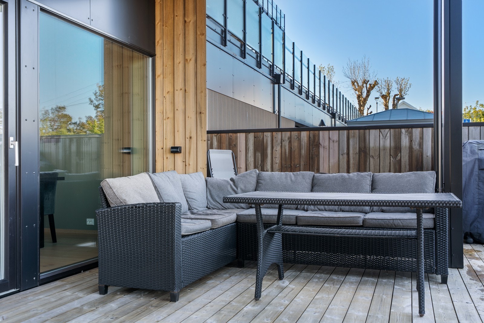 God plass til sittegruppe på terrassen. Galleribilde