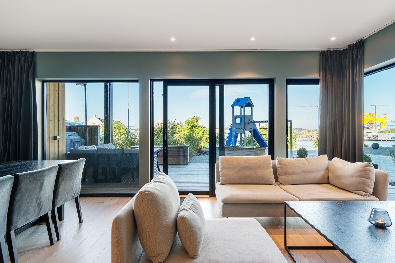 Store vindusflater gir mye naturlig lys Galleribilde