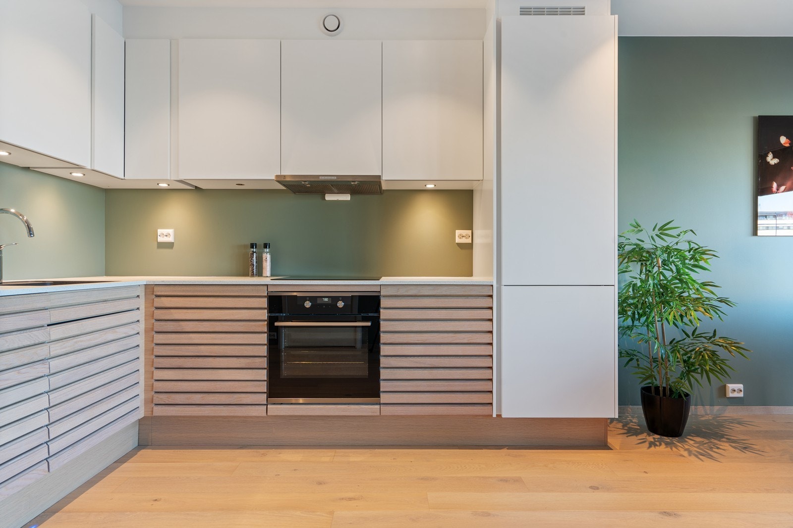 Integrerte hvitevarer medfølger salget: Stekeovn, koketopp, oppvaskmaskin og kjøl/frys. Galleribilde