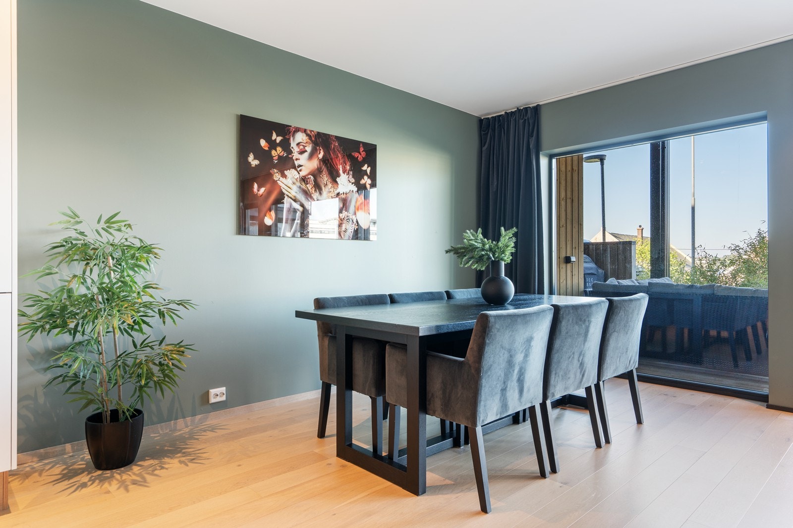 Delikate fargevalg og lekkert enstavs parkettgulv Galleribilde