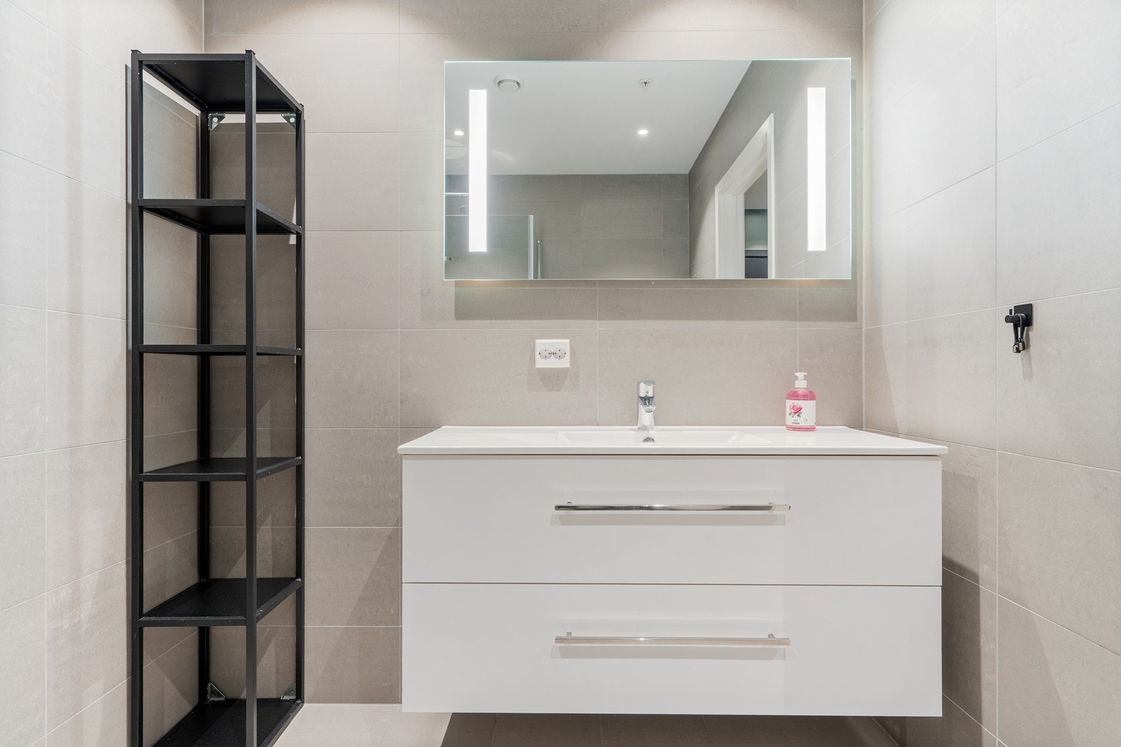 Helfliset bad med varmekabler i gulvet Galleribilde