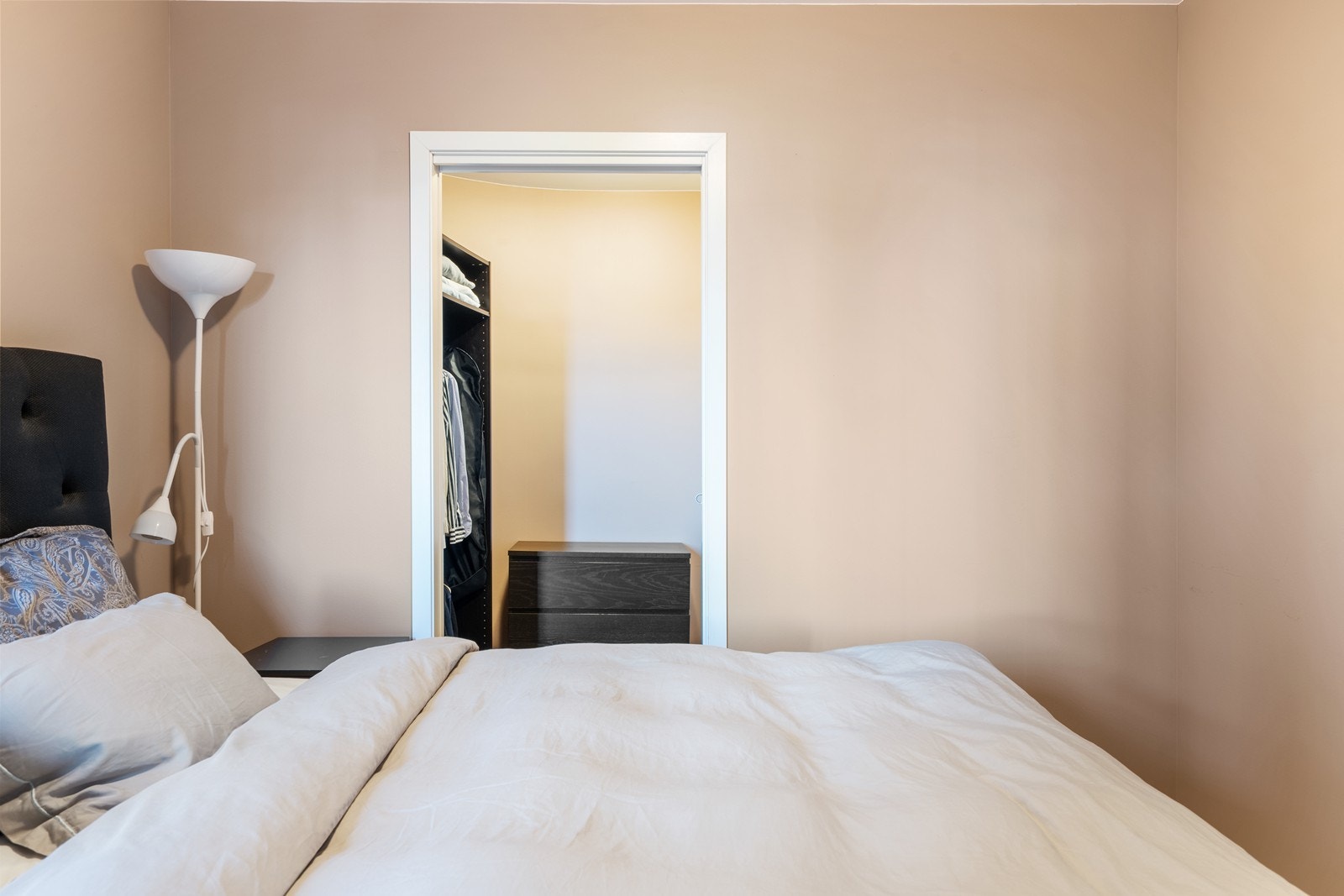 Egen walk-in med god plass til oppbevaring av klær Galleribilde