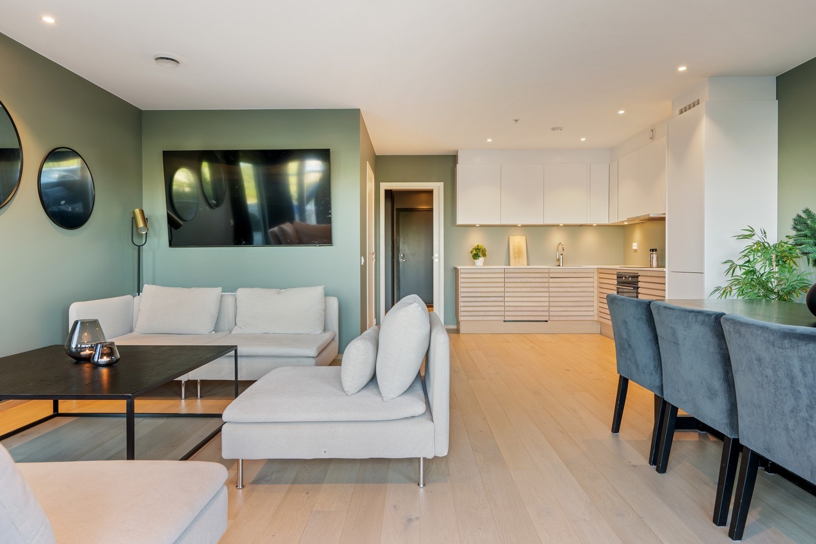 Leiligheten ble ferdigstilt i 2022 og holder svært god standard. Galleribilde