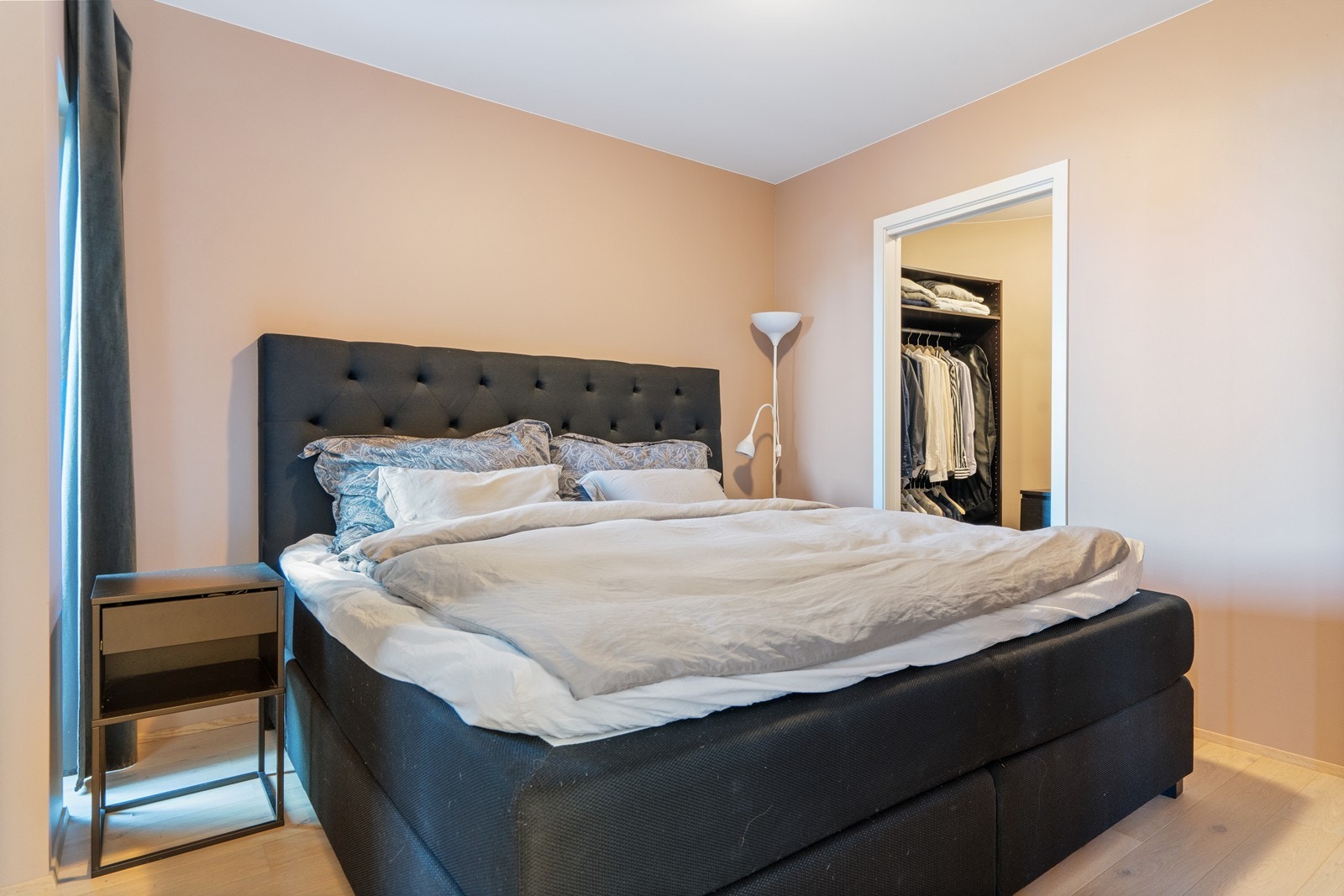 Soverom med god plass til dobbelseng og tilhørende nattbord Galleribilde