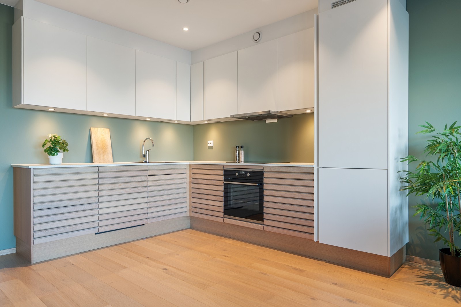 Nydelig kjøkken med lekker innredning og lys benkeplate Galleribilde