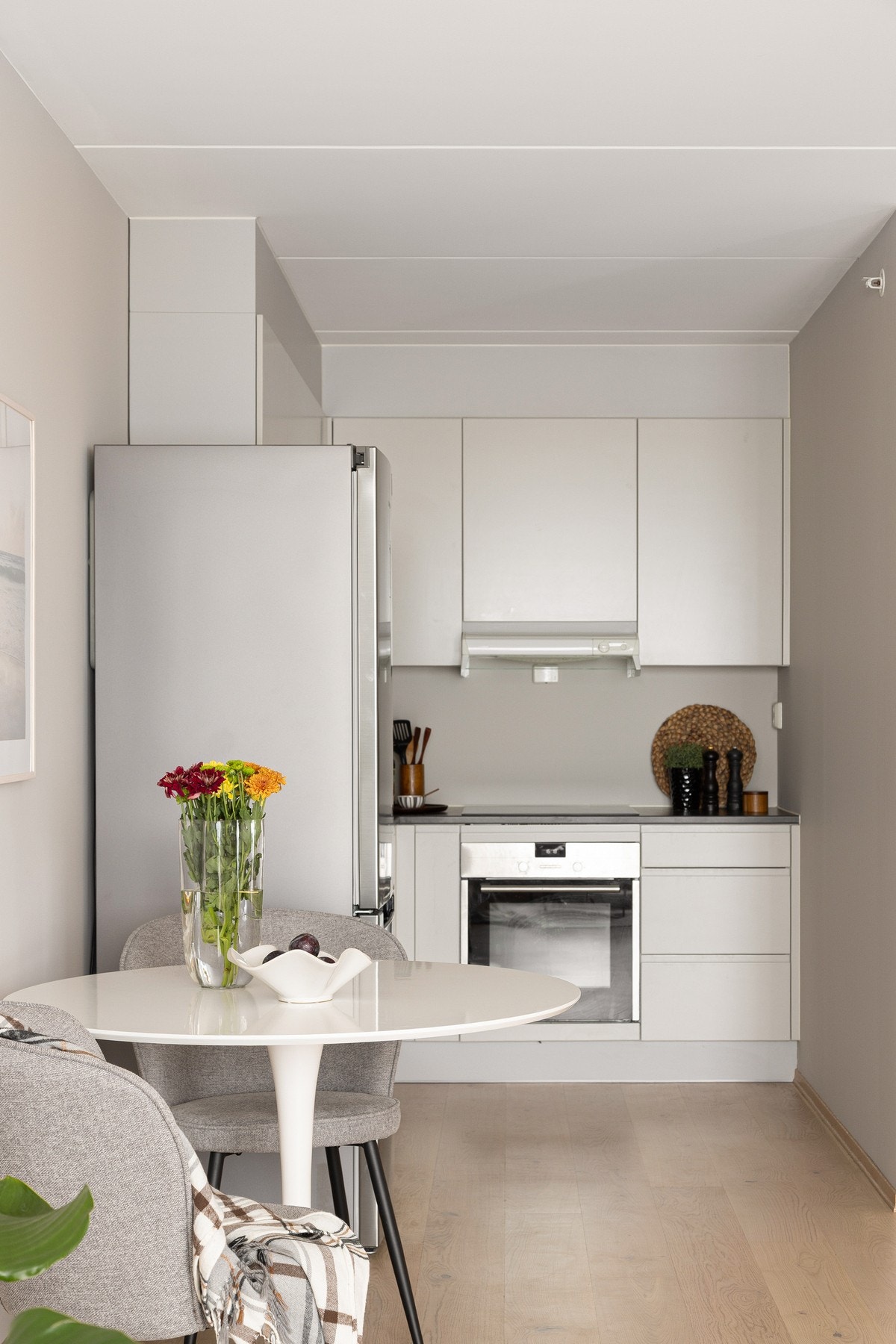 Delikat og praktisk kjøkken som har rikelig med både skap- og benkeplass. Det er integrert ovn og oppvaskmaskin - disse medfølger ved salg. Galleribilde