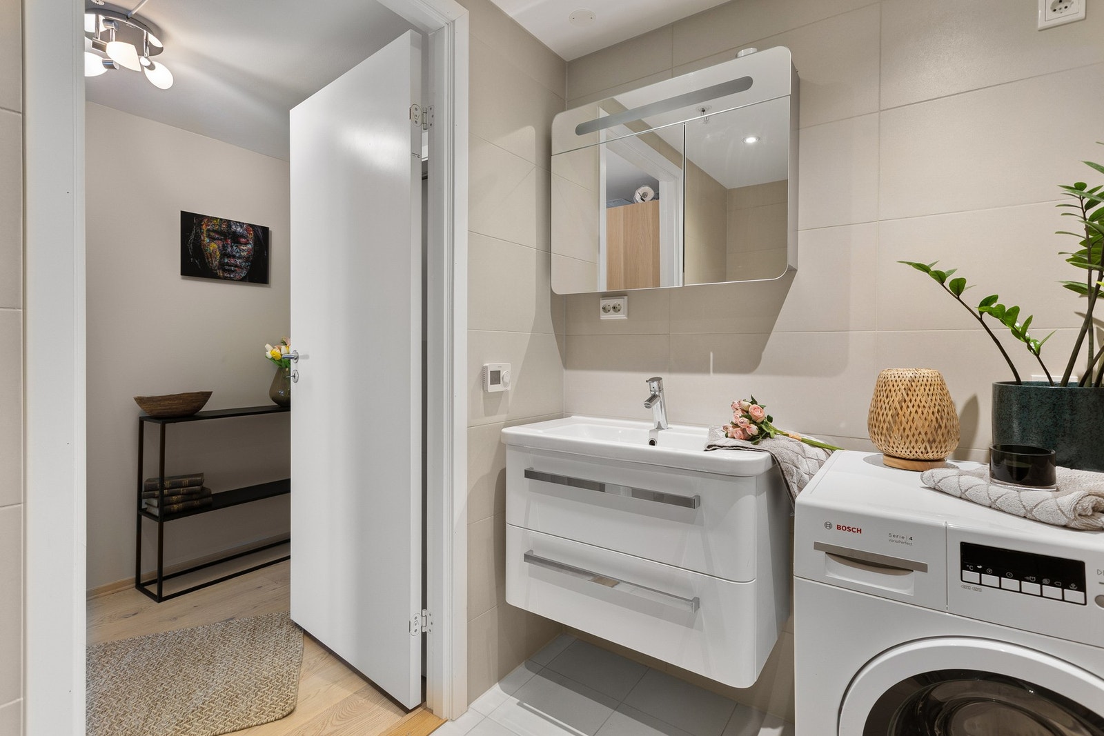 Badet er av god størrelse og er utstyrt med baderomsinnredning med to skuffer med servant og speil. Det er i tillegg vegghengt toalett og dusj med innfellbare dusjdører. Galleribilde