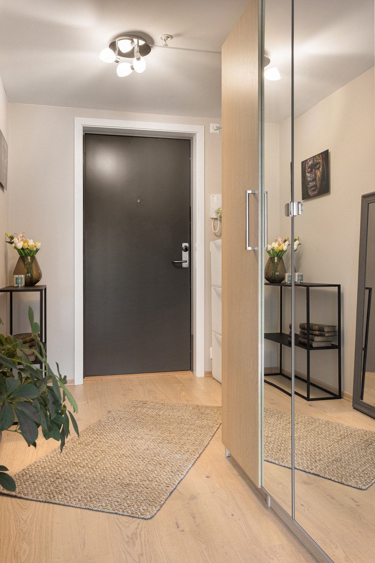 I entreen er det et stort garderobeskap med speilfronter. Galleribilde