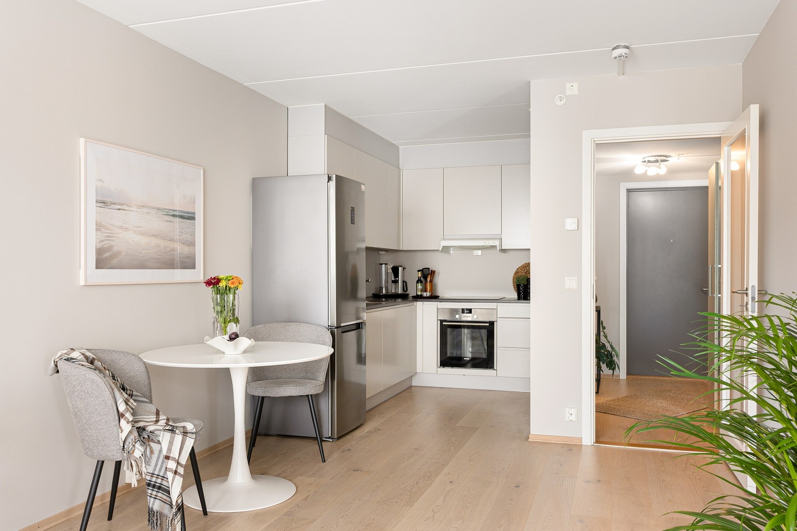 I den åpne stue- og kjøkkendelen er det naturligvis også plass til spisebord hvor du kan invitere venner og familie til hyggelige middager. Galleribilde