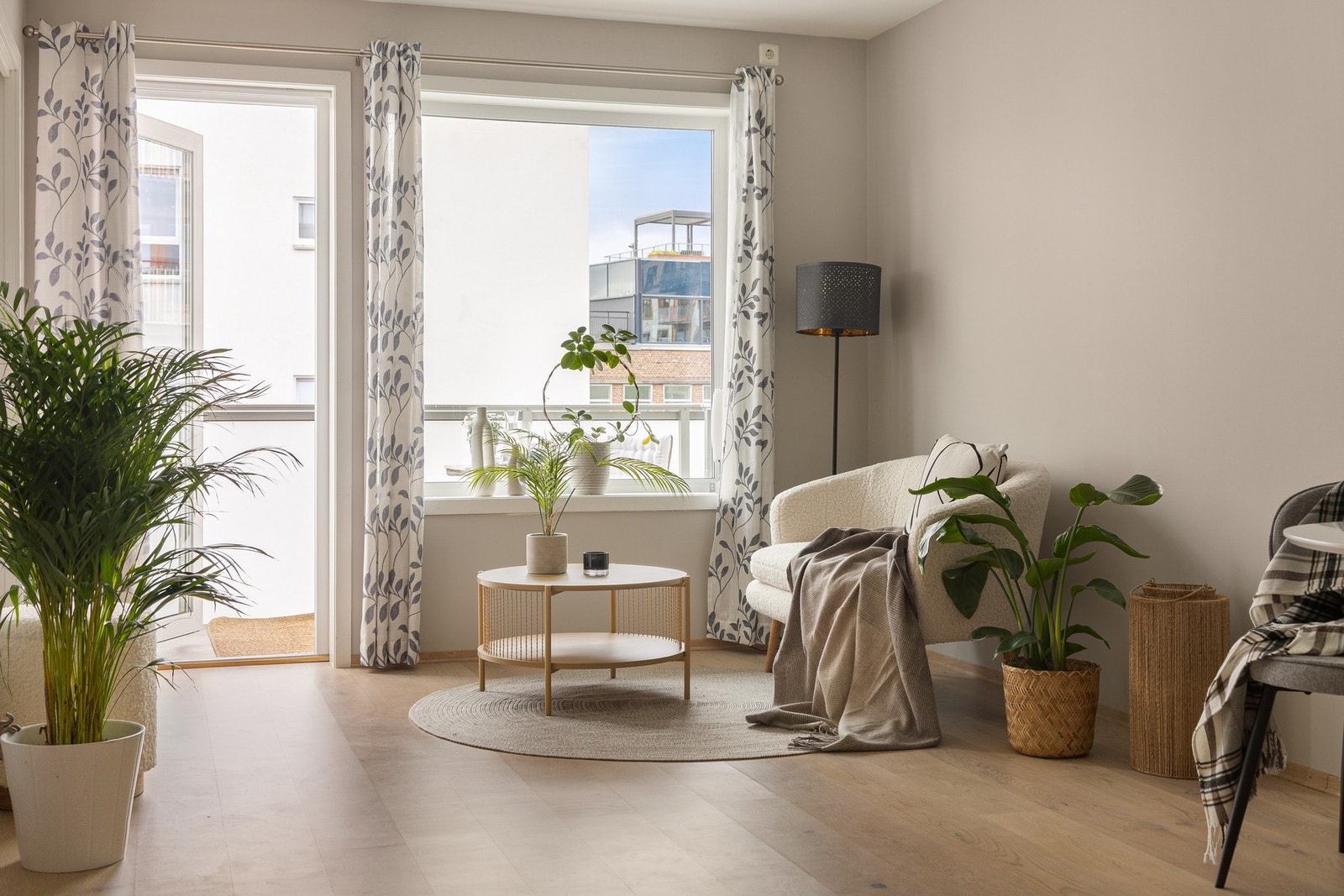 Det slippes inn rikelig med naturlig lys gjennom de store vindusflatene som åpner rommet og tilfører en luftig romfølelse. Galleribilde