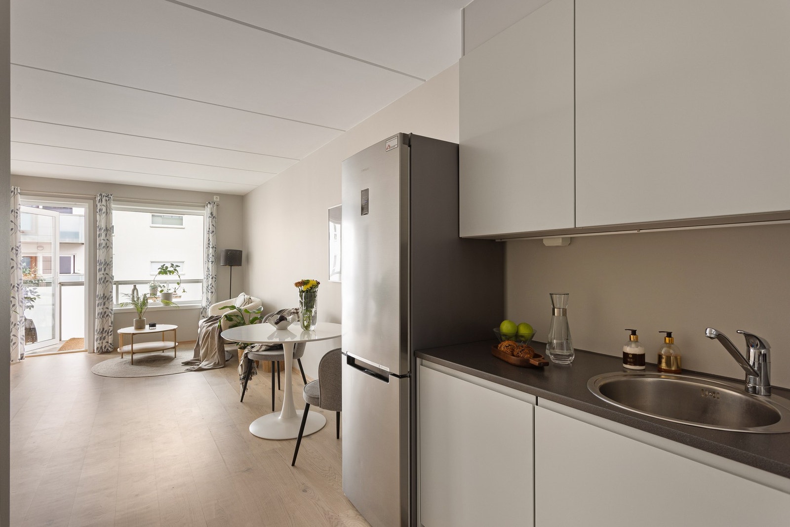 I leiligheten er det 1-stavs parkett i alle rom, samt lyse, nymalte veggflater. Galleribilde