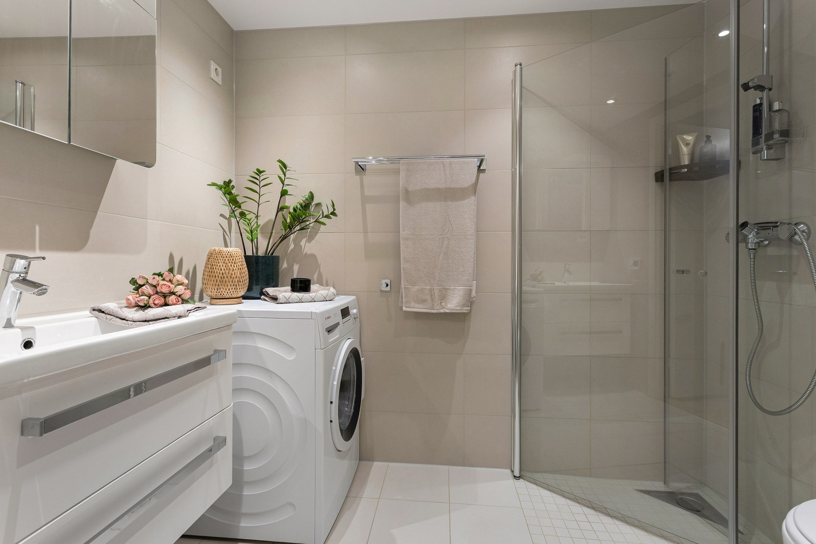 Pent, flislagt bad med vannbåren gulvvarme. Galleribilde