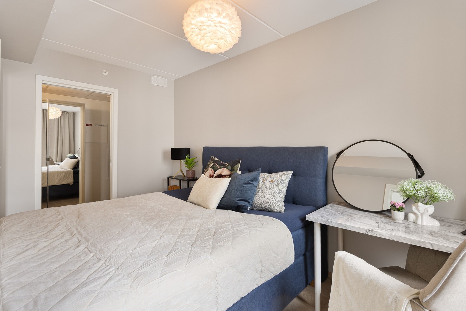 Her er det god plass til dobbeltseng med tilhørende nattbord. Galleribilde