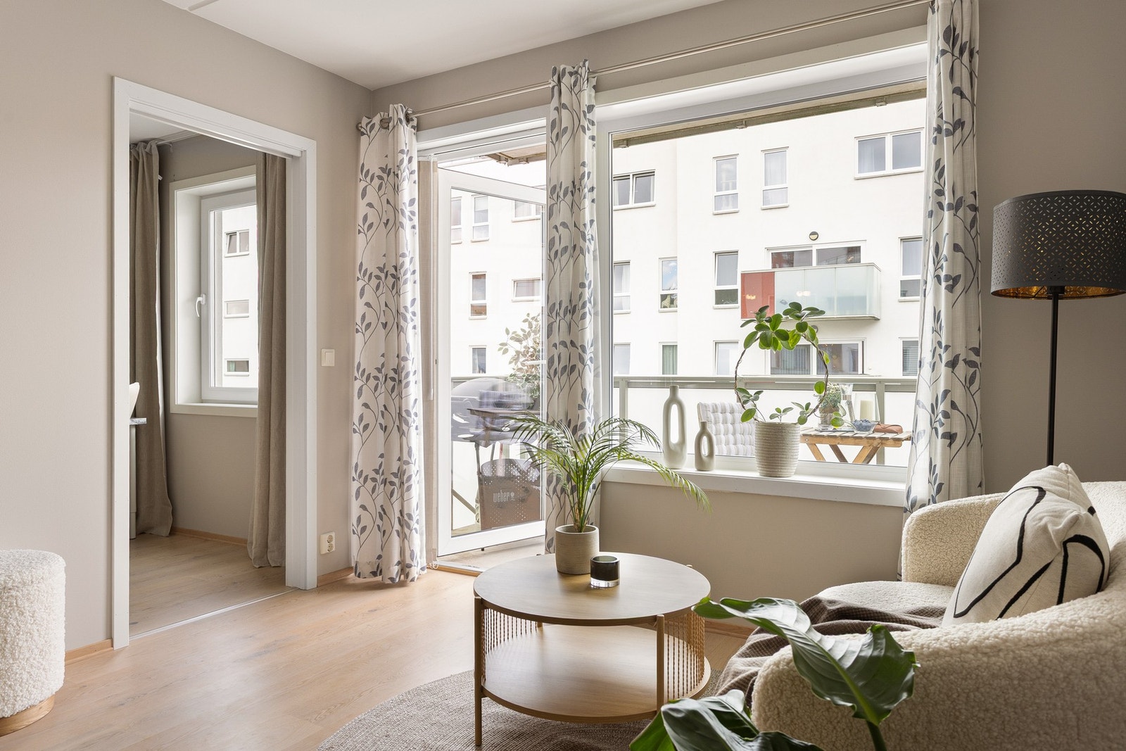 Stuen har en god utforming som gjør det enkelt å møblere med sofagruppe. Galleribilde