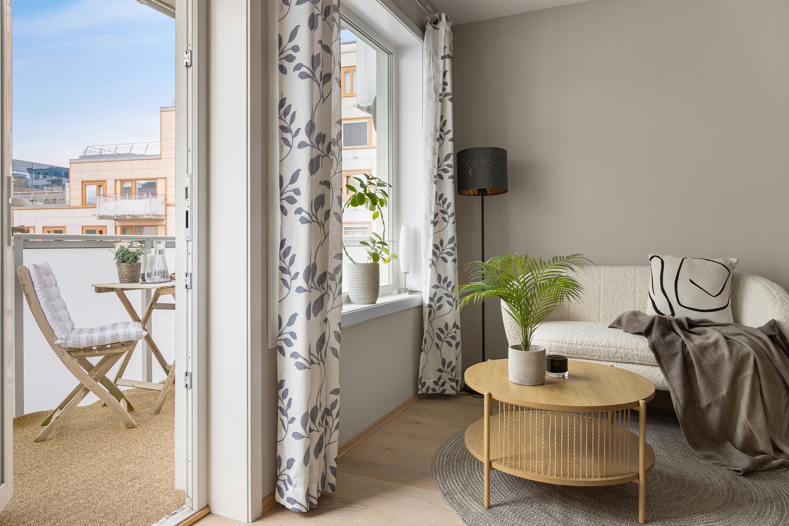 Balkongen blir som en forlengelse av stuen på sommerhalvåret. Galleribilde