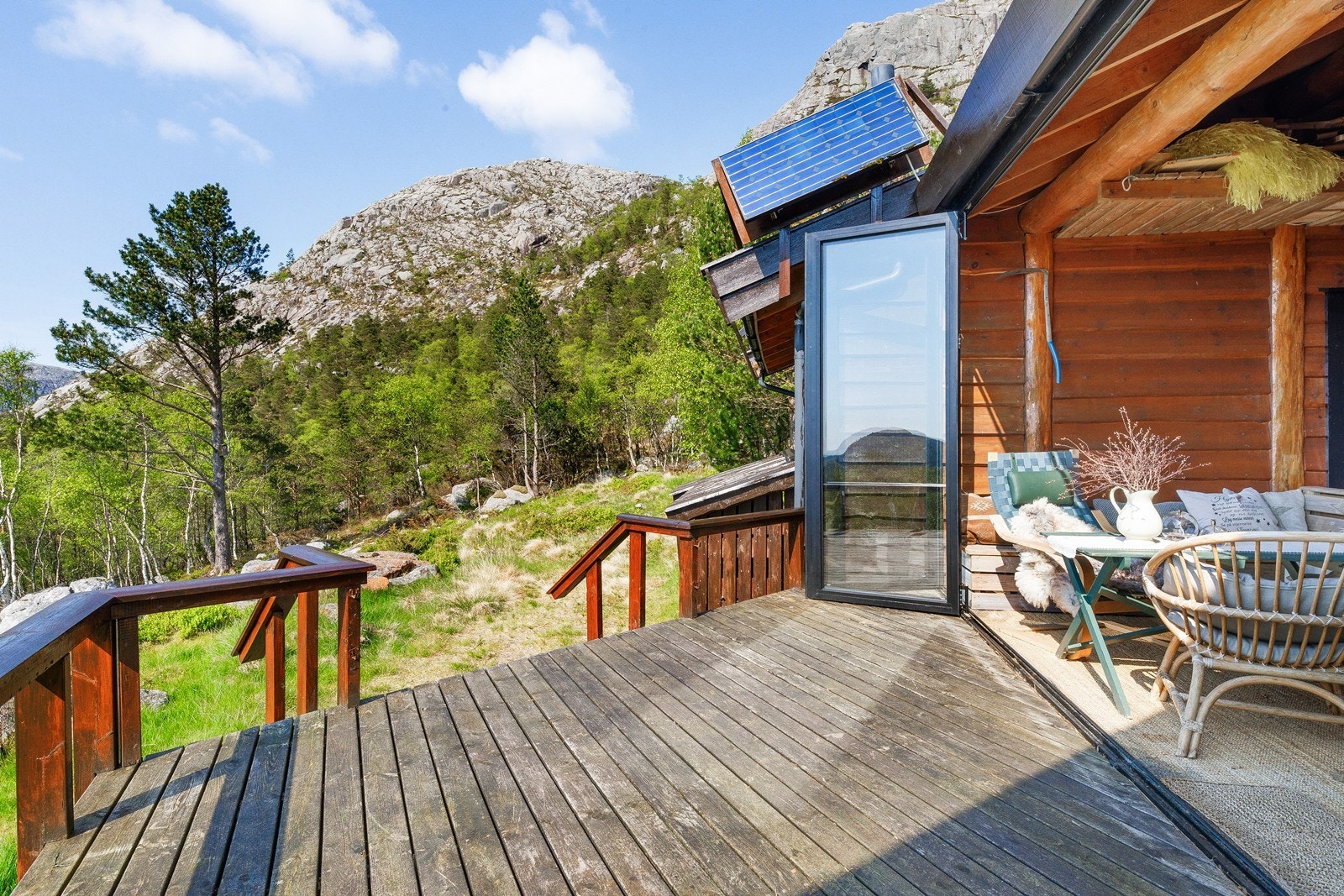 Hytten er fint plassert i terrenget og ligger skjermet til uten innsyn fra hverken andre hytter eller turstier. Fra eiendommen har en tilgang til et eldorado av turmuligheter. Galleribilde