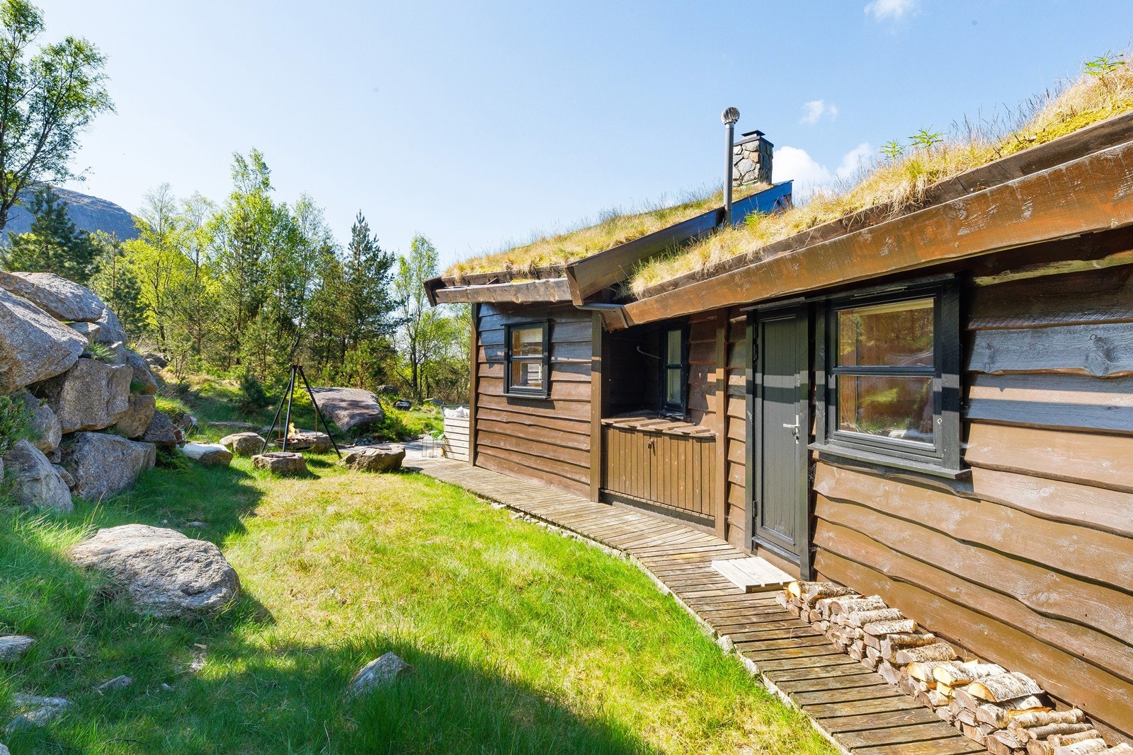 Fine og barnevennlige uteområder rundt hele hytta. Galleribilde