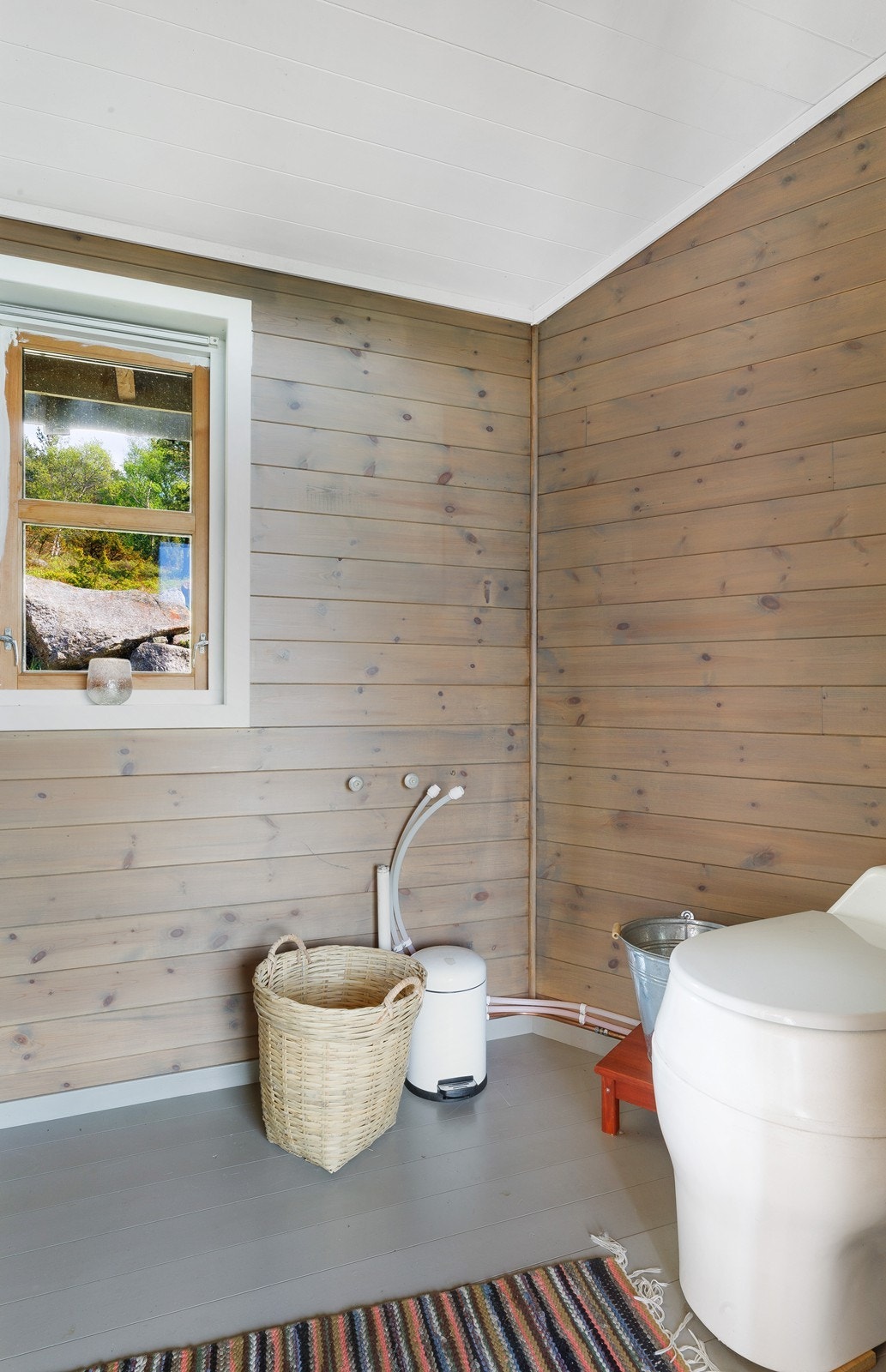 Badet ligger i "mellomgangen" og inneholder mulldo og dusj. Galleribilde