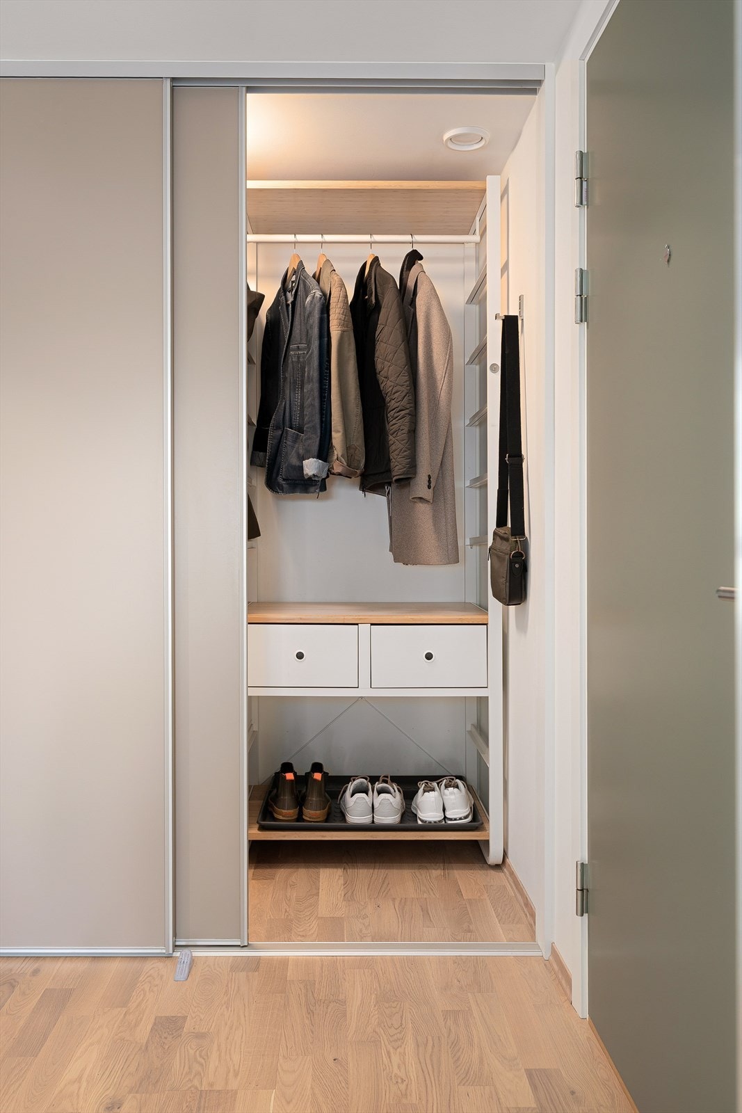 Du ønskes velkommen inn i en romslig entré, som har gode oppbevaringsmuligheter for både yttertøy og sko i dyp skyvedørsgarderobe. Galleribilde