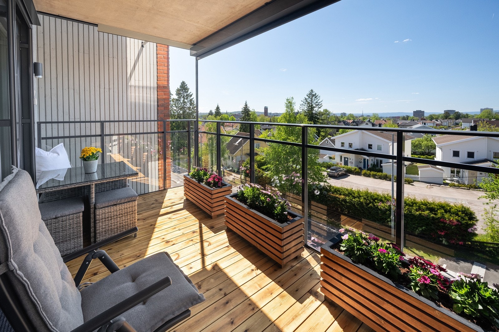 Det er god plass til gassgrill/elektrisk grill og sittemøblement. Galleribilde