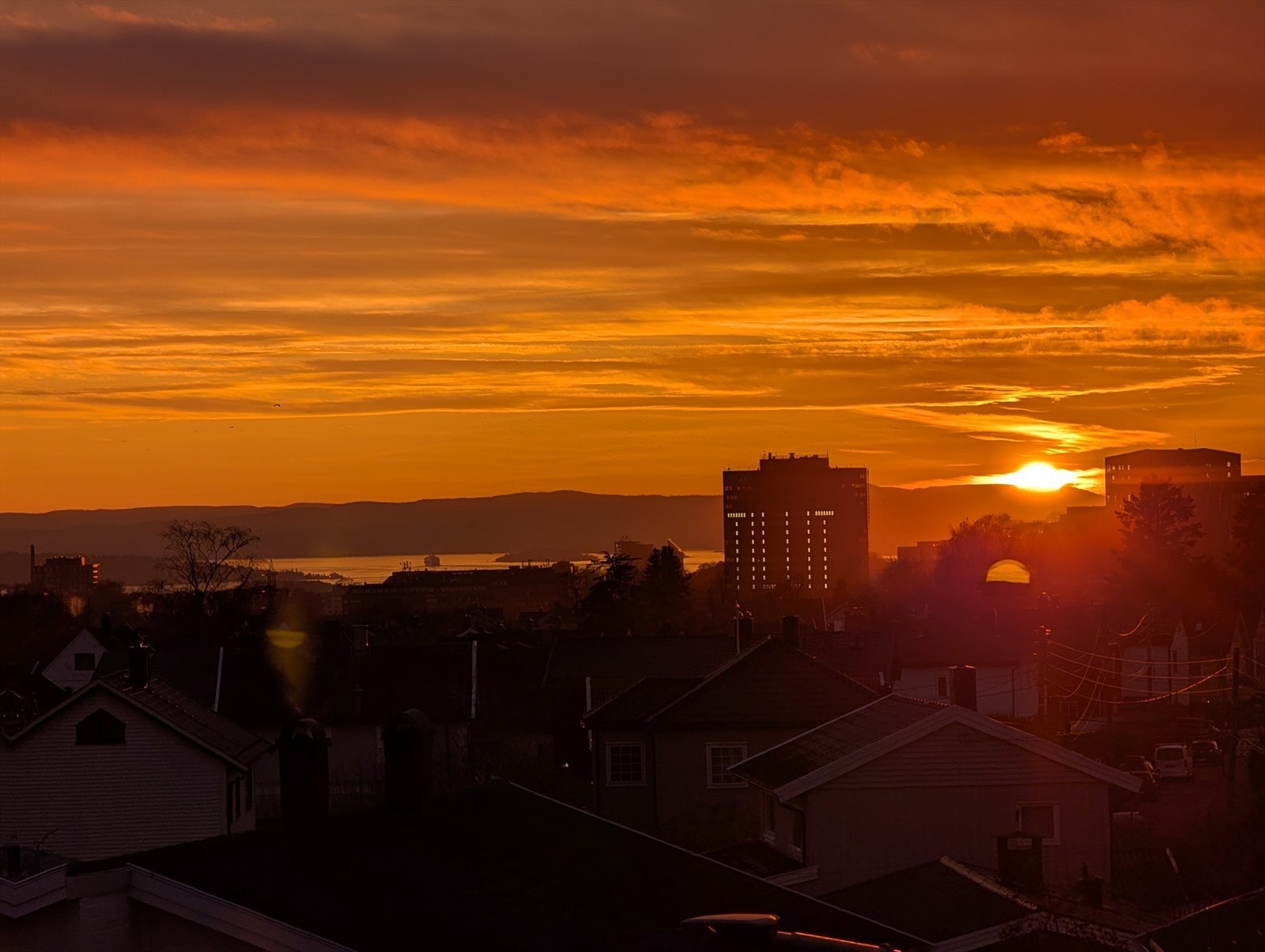 På sommeren kan du sitte på balkongen og se fergene til Danmark og Tyskland komme og gå, samtidig som du nyter fin utsikt over småhusbebyggelsen på Risløkka og "skyline" på Løren - Selger Galleribilde