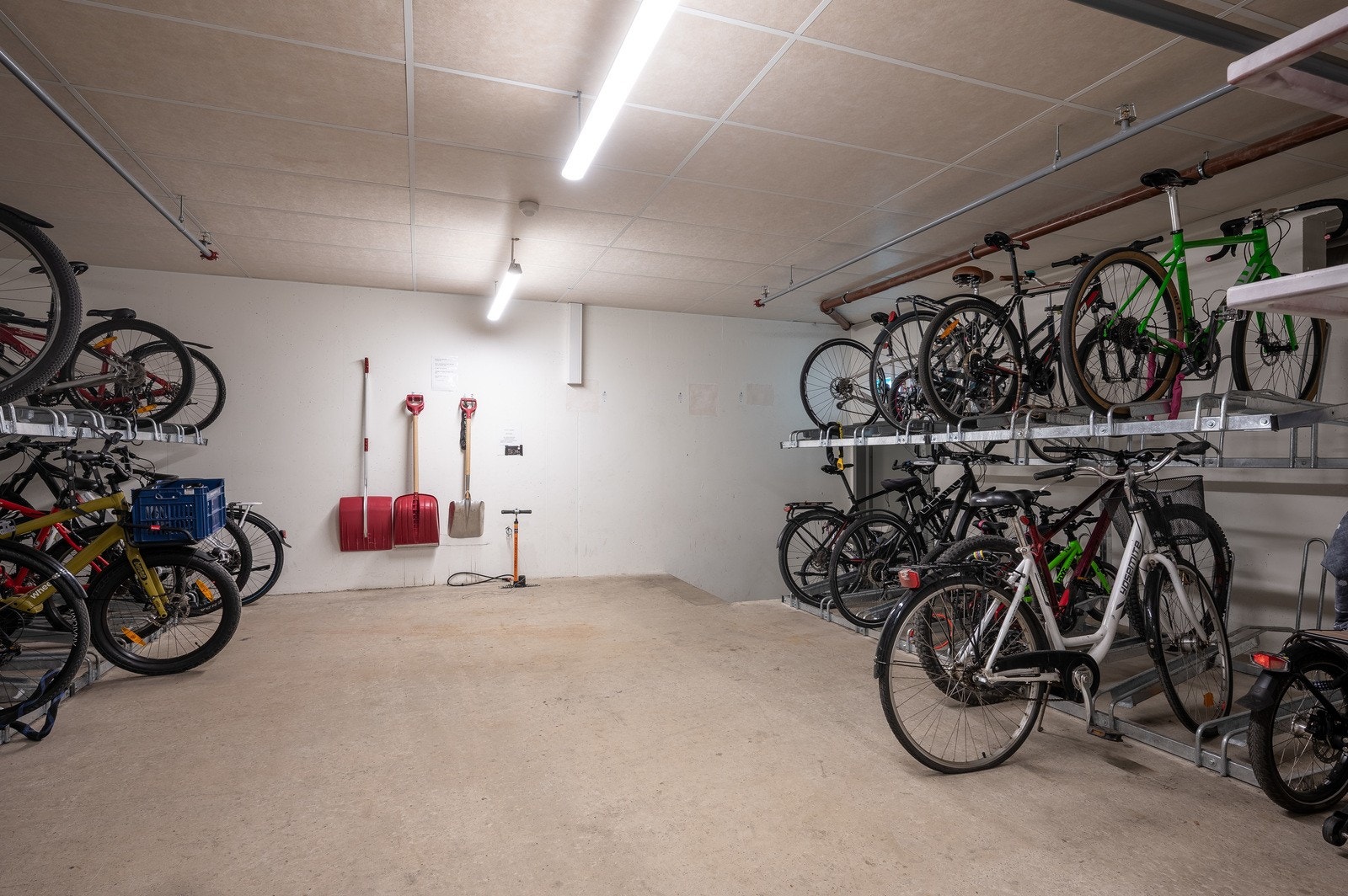 Felles sykkelparkering for alle beboere i bygget med felles pumpe og redskaper. Galleribilde