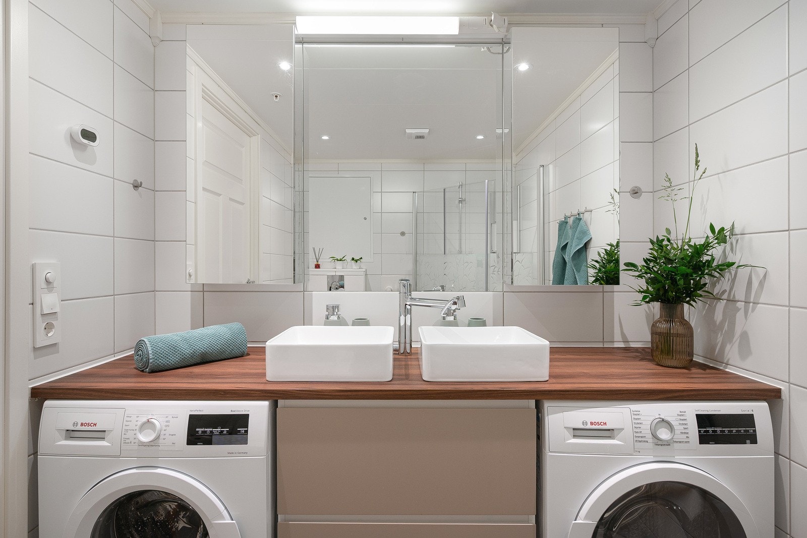 Det plass til vaskemaskin og tørketrommel på badet. Galleribilde